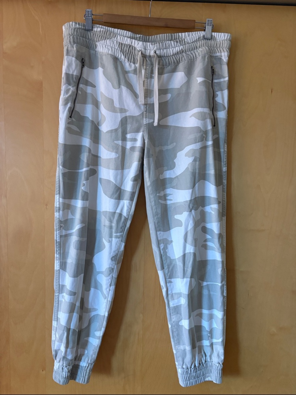 TNA women’s Camo Sweatpants — Light Gray & White